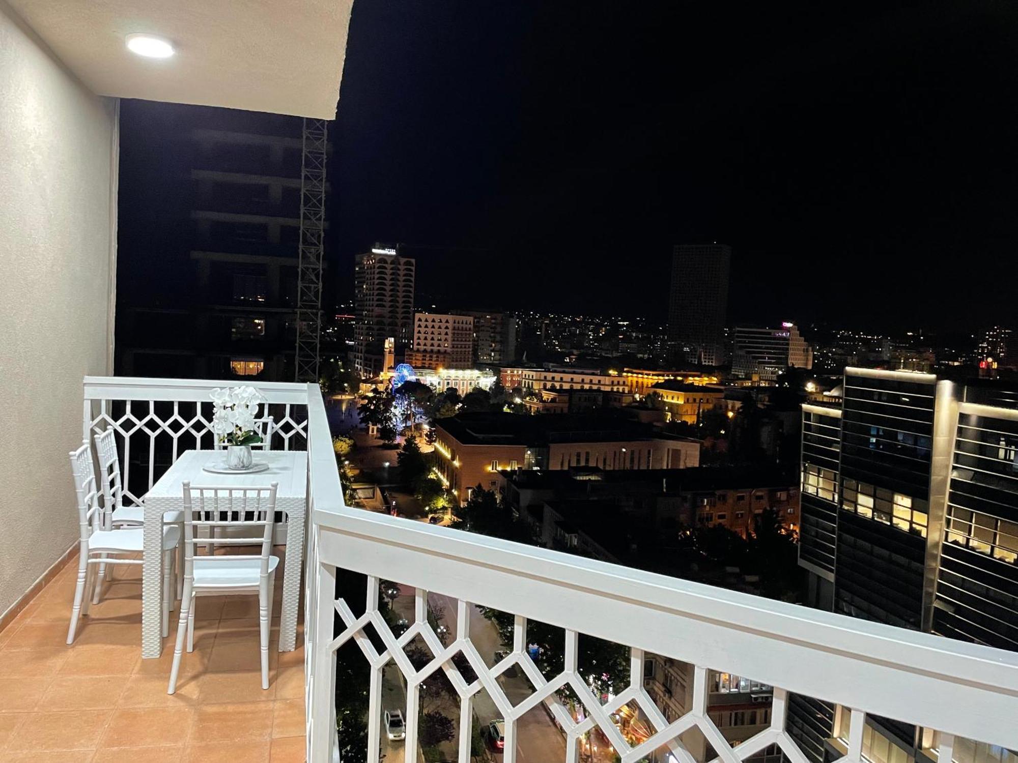 Sun Tower Luxury Suite-view From Of Center Apartamento *