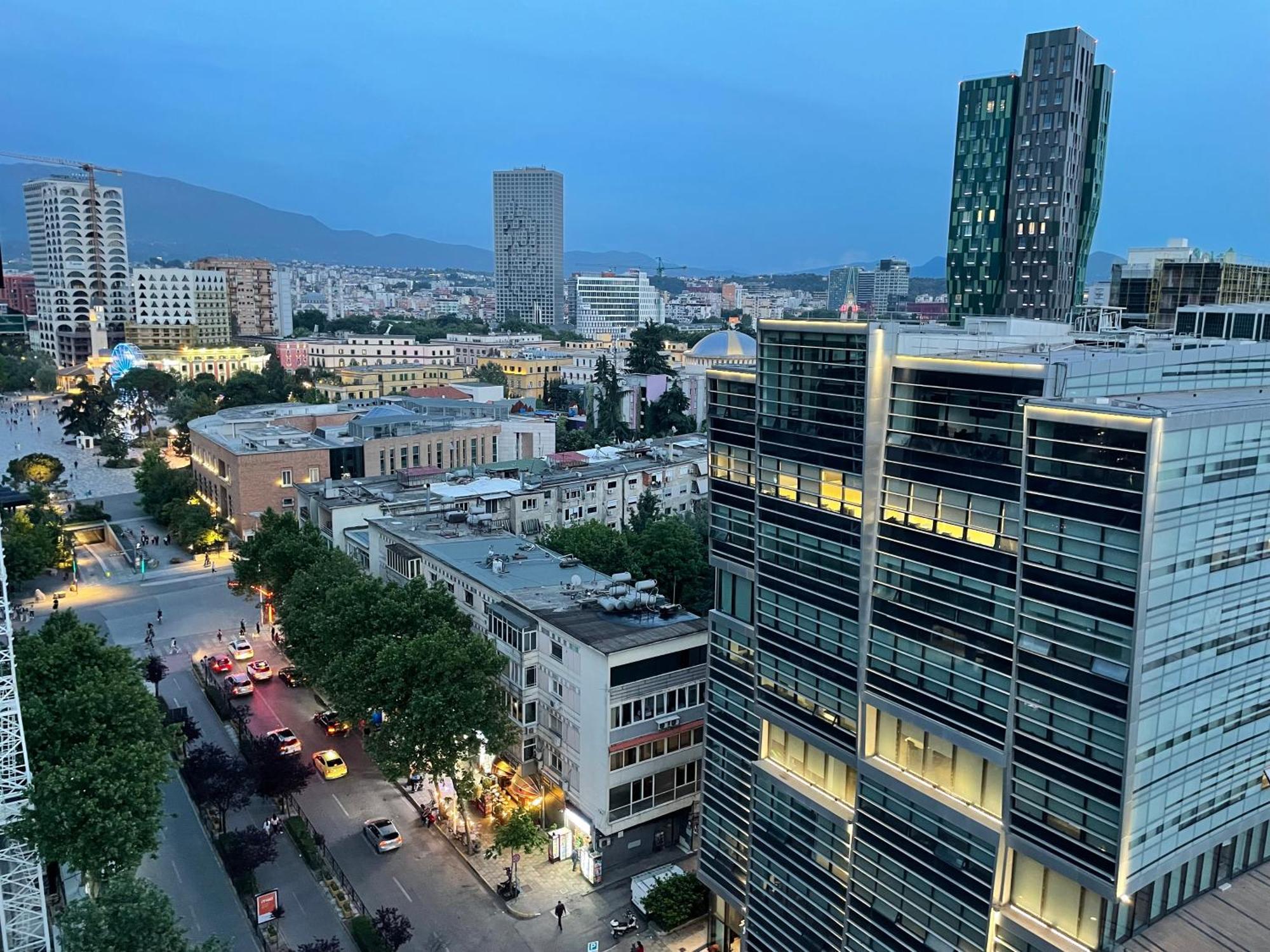 Sun Tower Luxury Suite-view From Of Center Apartamento Tirana